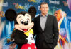 Bob Iger vertrekt als topman bij Disney en wordt vervangen door Bob Chapek bob iger and mickey mouse