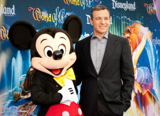 Bob Iger vertrekt als topman bij Disney en wordt vervangen door Bob Chapek bob iger and mickey mouse