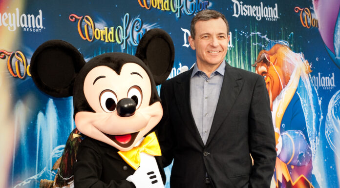 Bob Iger vertrekt als topman bij Disney en wordt vervangen door Bob Chapek bob iger and mickey mouse