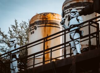 Stormtroopers wijzen bezoekers op regels voor social distancing stormtroopers