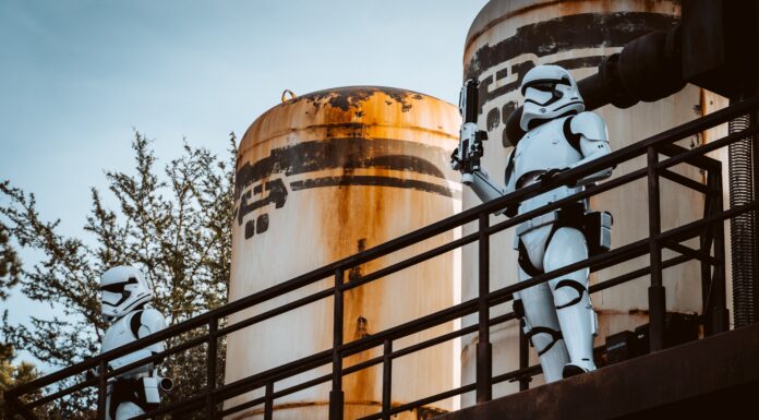 Stormtroopers wijzen bezoekers op regels voor social distancing stormtroopers