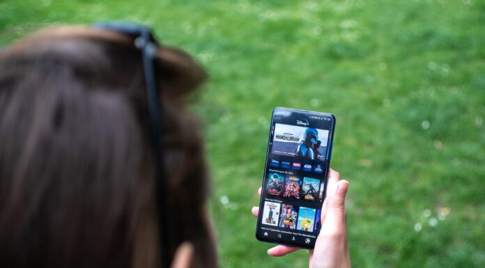 Dit is de volledige programmatie van Disney+ in België disney plus smartphone